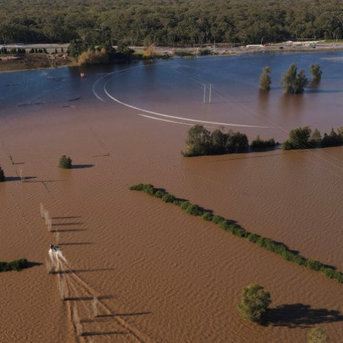 Η Αυστραλία προμηθεύει «ΑΠΟ ΑΕΡΟΣ» αγρότες που έχουν αποκλειστεί από τις πλημμύρες