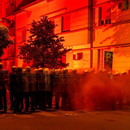 Φλέγεται η Σερβία: Οργισμένοι διαδηλωτές επιτέθηκαν στα γραφεία του Βούτσιτς (ΒΙΝΤΕΟ)