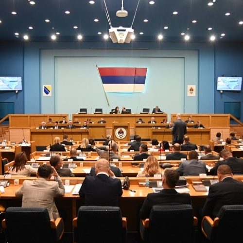 Η Δημοκρατία Σέρπσκα της Βοσνίας ψηφίζει για δημοψήφισμα, κλιμακώνοντας την αντιπαράθεση με την κεντρική κυβέρνηση