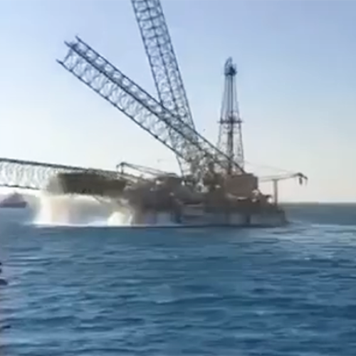 Πλοίο γεώτρησης πετρελαίου «ανατράπηκε» στον Κόλπο του Σουέζ