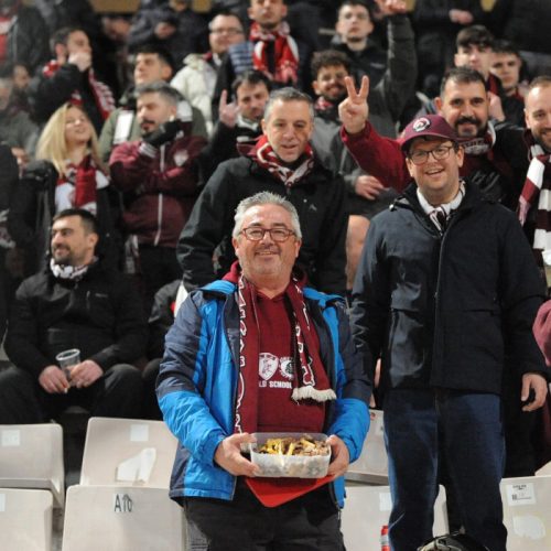 ΟΠΑΔΟΣ ΤΗΣ ΑΕΛ ΠΗΓΕ ΣΤΟ ΓΗΠΕΔΟ ΜΕ 2,5 ΚΙΛΑ ΠΑΪΔΑΚΙΑ!!!