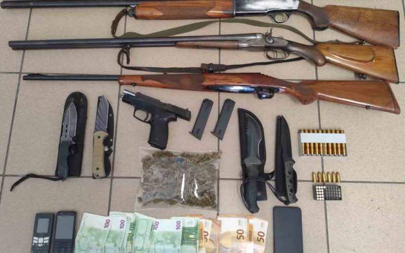 Πάνω από 81 κιλά κάνναβης, όπλα και μαχαίρια κατασχέθηκαν σε περιοχή της Μάνης – Δύο συλλήψεις