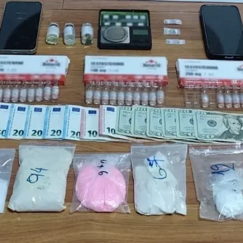 33χρονος διακινούσε ναρκωτικά και αναβολικά με ορμητήριο σπίτι στους Αμπελόκηπους – Βρέθηκαν μεταξύ άλλων κοκαΐνη και κεταμίνη