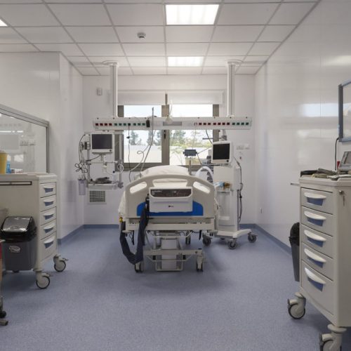 (Ξένη Δημοσίευση) Κλίνες ΜΕΘ, κατά τη διάρκεια των εγκαινίων, τη Δευτέρα 19 Οκτωβρίου 2020, στο Γενικό Νοσοκομείο Θώρακος και Νοσημάτων «Σωτηρία». Παρουσία του πρωθυπουργού Κυριάκου Μητσοτάκη, του Προέδρου της Βουλής Κωνσταντίνου Τασούλα, της προέδρου του Κινήματος Αλλαγής Φώφης Γεννηματά, του υπουργού Υγείας Βασίλη Κικίλια και του υφυπουργού Υγείας Βασίλη Κοντοζαμάνη πραγματοποιήθηκε η   τελετή των εγκαινίων 50 κλινών Μονάδων Εντατικής Θεραπείας (ΜΕΘ),  στο Γενικό Νοσοκομείο Θώρακος και Νοσημάτων «Σωτηρία». Το έργο αποτελεί δωρεά της Βουλής των Ελλήνων.   ΑΠΕ-ΜΠΕ/ΓΡΑΦΕΙΟ ΤΥΠΟΥ ΠΡΩΘΥΠΟΥΡΓΟΥ/ΔΗΜΗΤΡΗΣ  ΠΑΠΑΜΗΤΣΟΣ
