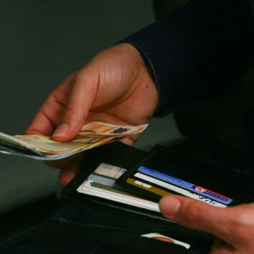 Με δανεικά ή με την πιστωτική κάρτα πληρώνουν λογαριασμούς έξι στους δέκα Έλληνες