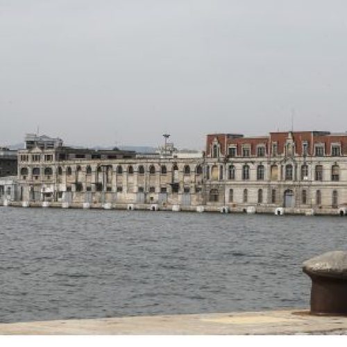 Παράνομο εμπόριο όπλων: Εντοπίστηκαν περίπου 3.000 σπαθιά και μαχαίρια σε κοντέινερ στο Λιμάνι της Θεσσαλονίκης