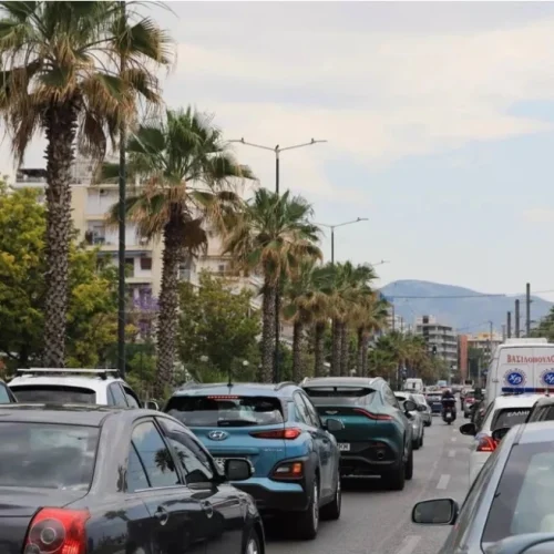 Στο κόκκινο η κίνηση σε Παραλιακή, Κηφισό και κέντρο λόγω καλοκαιρίας και Αγίου Βαλεντίνου