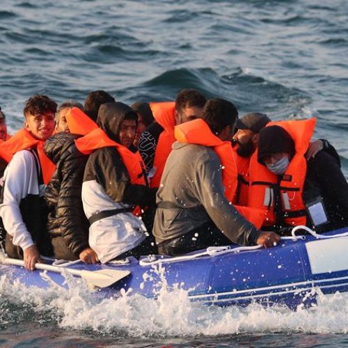 Και άλλοι μετανάστες διασχίζουν τη Μάγχη μια ημέρα μετά την υπογραφή συμφωνίας μεταξύ Μακρόν και Στάρμερ