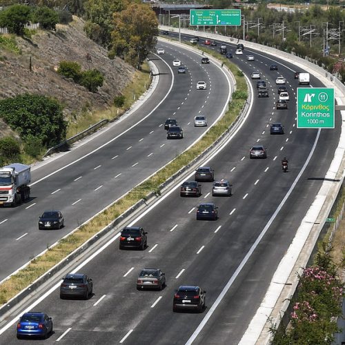 Αυτοκίνητα κινούνται στην Εθνική Οδό Αθηνών Κορίνθου, το Σάββατο 19 Ιουνίου 2021. ΑΠΕ-ΜΠΕ/ΑΠΕ-ΜΠΕ/ΒΑΣΙΛΗΣ ΨΩΜΑΣ