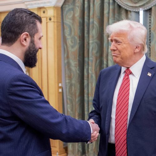 Ο Τραμπ υπογράφει εκτελεστικό διάταγμα για τον «τερματισμό των αμερικανικών κυρώσεων» στη Συρία