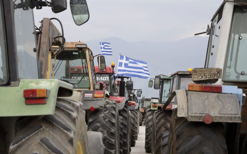 Αγρότες από τη Φθιώτιδα και τη Θεσσαλία έχουν συγκεντρώσει 72 τρακτέρ στην Ανθήλη, τα οποία στη συνέχεια θα αναχωρήσουν για το Κάστρο Βοιωτίας, ενόψει του συλλαλητηρίου τους στην Αθήνα, Δευτέρα 19 Φεβρουαρίου 2024. Αύριο 20 Φεβρουαρίου οι αγρότες θα πραγματοποιήσουν κεντρικό συλλαλητήριο στην Αθήνα μετά από την απόφαση που πάρθηκε στην πανελλαδική σύσκεψη στη Νίκαια Λάρισας. Οι αγρότες θα κατευθυνθούν στην Αθήνα με τα τρακτέρ τους, αλλά και με αυτοκίνητα ή λεωφορεία καλώντας τους συναδέλφους τους σε μαζική συμμετοχή. ΑΠΕ-ΜΠΕ/ΑΠΕ-ΜΠΕ/ΑΡΗΣ ΜΑΡΤΑΚΟΣ