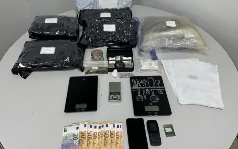 Σύλληψη 38χρονου στη Θεσσαλονίκη μετά την παραλαβή δέματος που περιείχε πάνω από 2 κιλά κάνναβης