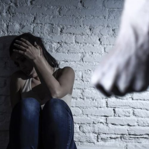 Σοκ στην Εθνική Οδό – Εδειρε και έγδυσε την σύντροφό του στο δρόμο