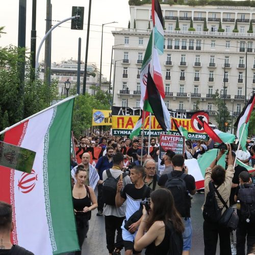 Συγκέντρωση για το ναυάγιο της Πύλου – Με σημαίες του Ιράν «πλημμύρισε» το Σύνταγμα