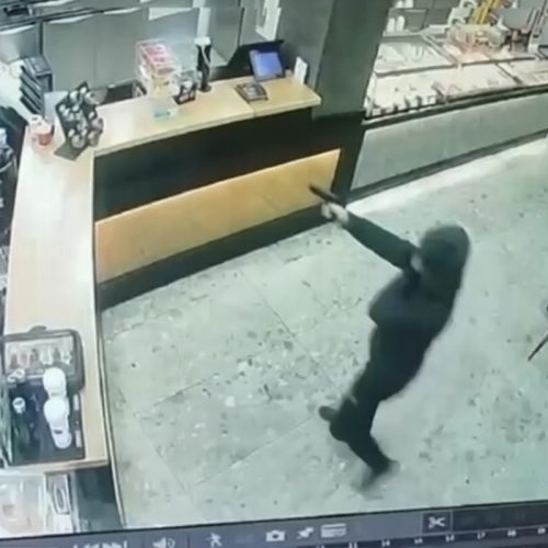 [ΒΙΝΤΕΟ] Άνδρες με όπλα και κουκούλες «χτύπαγαν» καταστήματα στα Δυτικά Προάστια