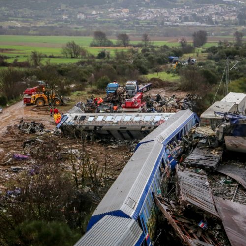 Έρευνες των σωστικών συνεργείων για τους αγνοούμενους στα συντρίμμια των δύο αμαξοστοιχιών που συγκρούστηκαν στα Τέμπη, Πέμπτη 2 Μαρτίου 2023.  (ΛΕΩΝΙΔΑΣ ΤΖΕΚΑΣ/EUROKINISSI)