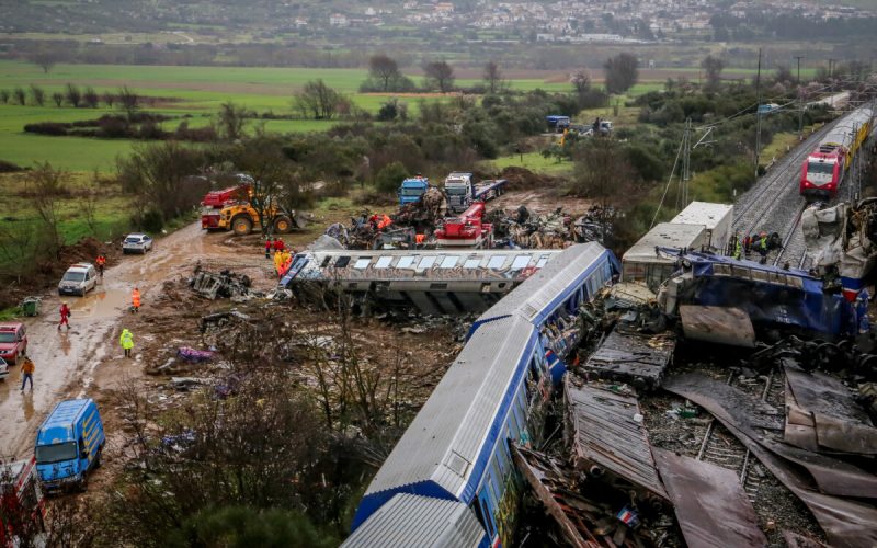 Έρευνες των σωστικών συνεργείων για τους αγνοούμενους στα συντρίμμια των δύο αμαξοστοιχιών που συγκρούστηκαν στα Τέμπη, Πέμπτη 2 Μαρτίου 2023.  (ΛΕΩΝΙΔΑΣ ΤΖΕΚΑΣ/EUROKINISSI)
