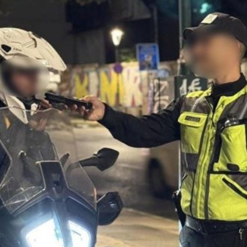 Πειραιάς: Μεθυσμένος οδηγός συγκρούστηκε με τέσσερα σταθμευμένα αυτοκίνητα – Συνελήφθη 43χρονος