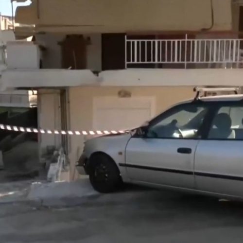 Λεωφορείο του ΟΑΣΑ «καρφώθηκε» σε πολυκατοικία στου Παπάγου!