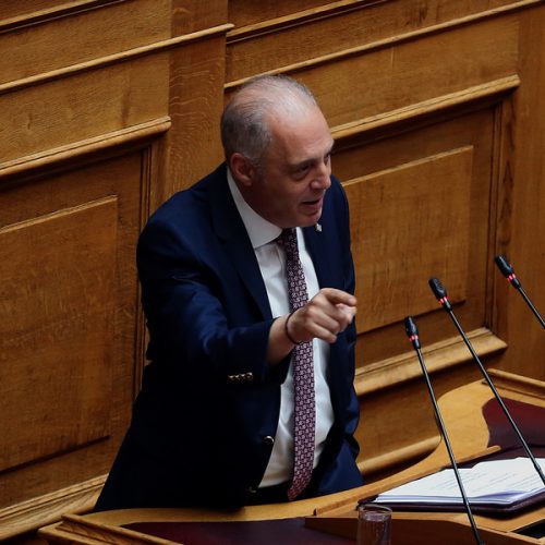Ο πρόεδρος της Ελληνικής Λύσης Κυριάκος Βελόπουλος μιλάει στην Ολομέλεια της Βουλής, στη συζήτηση και λήψη απόφασης για τη σύσταση Ειδικής Κοινοβουλευτικής Επιτροπής προς διενέργεια προκαταρκτικής εξέτασης, σύμφωνα με το άρθρο 86 παρ. 3 του Συντάγματος, τα άρθρα 153 επ. του Κανονισμού της Βουλής και το άρθρο 5 του ν. 3126/2003 περί της «Ποινικής Ευθύνης των Υπουργών», όπως ισχύουν, επί των υπ’ αριθμ. πρωτ. 3267/30.04.2026  και  3277/04.05.2026 προτάσεων που κατέθεσαν, αντίστοιχα, ο πρόεδρος του ΠΑΣΟΚ ΚΙΝΑΛ Νίκος Ανδρουλάκης και του ΣΥΡΙΖΑ ΠΣ Σωκράτης Φάμελλος, Αθήνα, Πέμπτη 21 Μαΐου 2026.  ΑΠΕ-ΜΠΕ/ΑΠΕ-ΜΠΕ/Αλέξανδρος Μπελτές