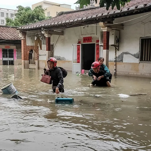 «Νεκροί» και «αγνοούμενοι» από τις πλημμύρες στη Κίνα – Χιλιάδες εκκενώσεις