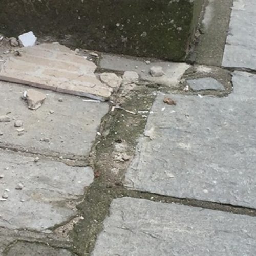 Πάτρα: «ΠΑΡΑΛΙΓΟ ΝΕΑ ΤΡΑΓΩΔΙΑ» – 7χρονη κινδύνεψε από σοβάδες που έπεσαν από κτίριο!