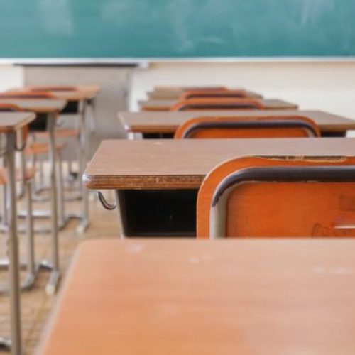 Ψευδοροφή αποκολλήθηκε και έπεσε πάνω σε μαθητή εν ώρα μαθήματος σε Γυμνάσιο στον Κορυδαλλό