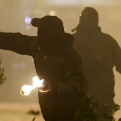 Επεισόδια στα Εξάρχεια: Εβαλαν φωτιές σε κάδους, επιτέθηκαν σε πυροσβέστες