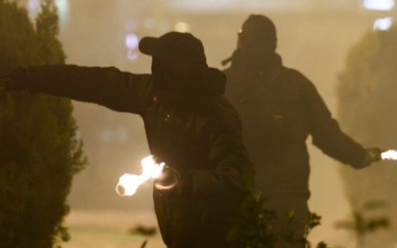Επεισόδια στα Εξάρχεια: Εβαλαν φωτιές σε κάδους, επιτέθηκαν σε πυροσβέστες