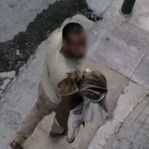 «ΦΡΙΚΗ»: Άνδρας κυκλοφορεί ξυπόλυτος στον δρόμο και παρενοχλεί γυναίκες!