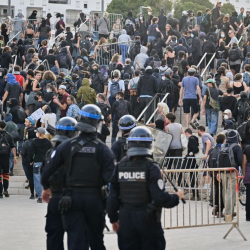 «Βράζει η Γαλλία: Εκατοντάδες συλλήψεις στις διαδηλώσεις του κινήματος «Block Everything»