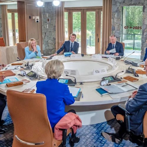 Η αστραπιαία αποχώρηση του Τραμπ οφείλεται σε «γεγονότα στη Μέση Ανατολή»