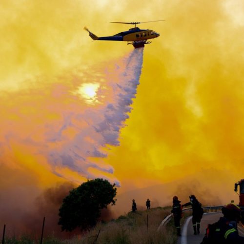 ΜΕΓΑΛΗ ΦΩΤΙΑ – Εκατοντάδες άνθρωποι εγκατέλειψαν σπίτια και ξενοδοχεία