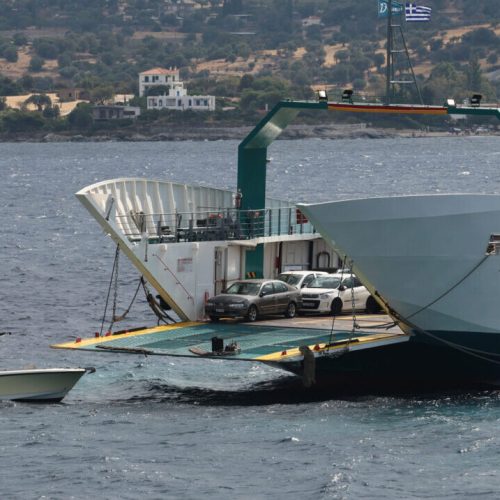Νέα Στύρα – Ξεκίνησε η επιχείρηση «αποκόλλησης» του φέρι μποτ – Σε ομαδικές αγωγές και μηνύσεις προχωρούν οι επιβάτες