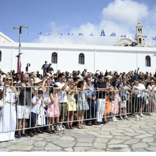 Τήνος: Χιλιάδες προσκυνητές στο νησί της Παναγίας