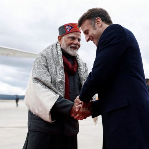 «Τρολάρει» τον Μακρόν ο πρωθυπουργός της Ινδίας: «Σήμερα, τσακώνεστε στο Twitter;»