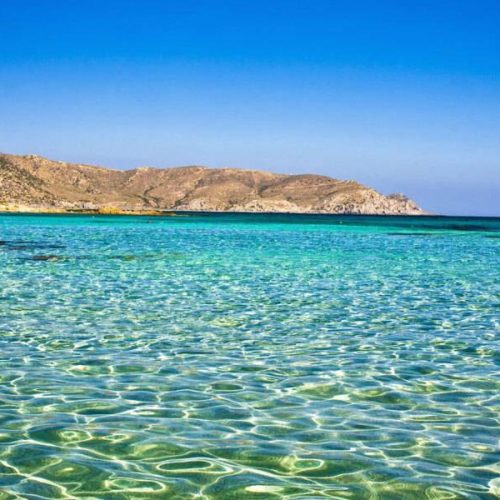 Φωτογραφία αρχείου: Ηλιόλουστη ήρεμη παραλία με γαλαζοπράσινα νερά