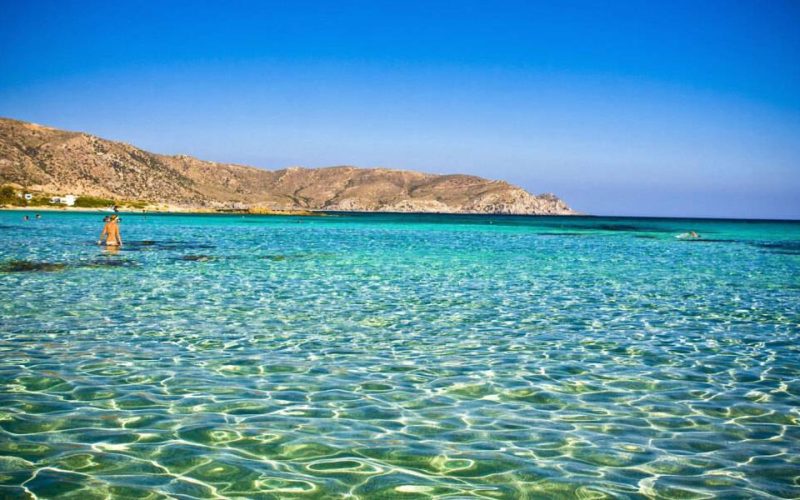 Φωτογραφία αρχείου: Ηλιόλουστη ήρεμη παραλία με γαλαζοπράσινα νερά