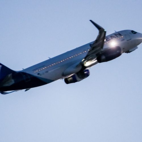 Χειροπέδες σε 30χρονο σε πτήση για Θεσσαλονίκη – Μεθυσμένος προκάλεσε επεισόδιο και τραυμάτισε αστυνομικό