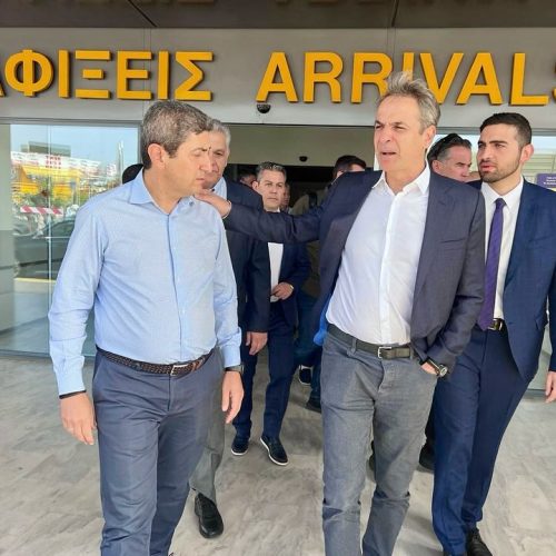 ΥΠΟΚΡΙΣΙΑ! – Ο Αυγενάκης υποδέχτηκε με θέρμη τον Μητσοτάκη!