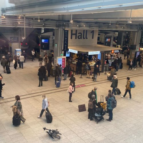 Συναγερμός σε σιδηροδρομικό σταθμό – Αναφορές για πυροβολισμούς