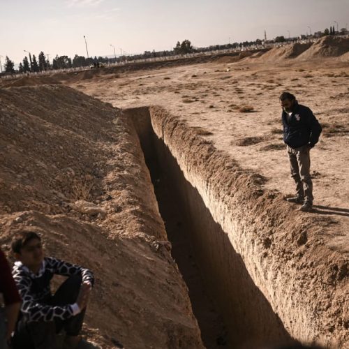 Συρία: Φρουρά σε ομαδικό τάφο και ποινική έρευνα για εγκλήματα της εποχής Άσαντ