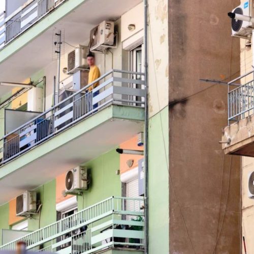 20χρονος πετούσε αντικείμενα στο πεζοδρόμιο απ τον 3ο όροφο σε περιοχή της Θεσσαλονίκης