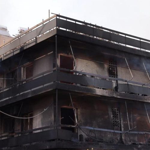 Μεγάλη πυρκαγιά σε κατάστημα ανταλλακτικών στο Ίλιον – Επεκτάθηκε και κάηκαν διαμερίσματα πολυκατοικίας