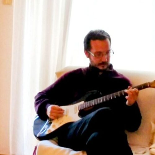«Παίξε παιδί μου, όπως πριν σου τα κόψουν τα “ζώα” τα δάχτυλα» – Η συγκλονιστική ανάρτηση της μητέρας του Βασίλη Καλογήρου