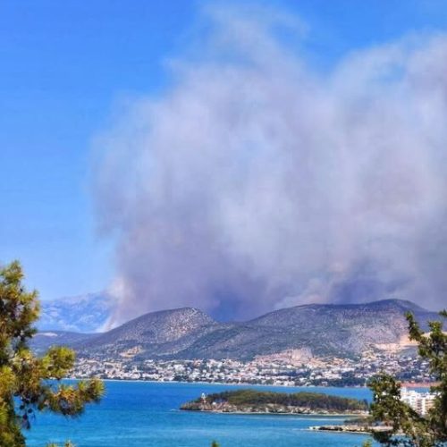Στον πύρινο κλοιό 6 περιοχές – Νέες εκκενώσεις, αναζωπυρώσεις και μάχες με τις φλόγες!