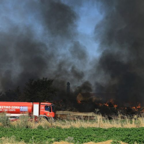 Μεγάλη πυρκαγιά σε επιχείρηση ανακύκλωσης στη Λάρισα – Στο σημείο ανακριτικό κλιμάκιο της Πυροσβεστικής