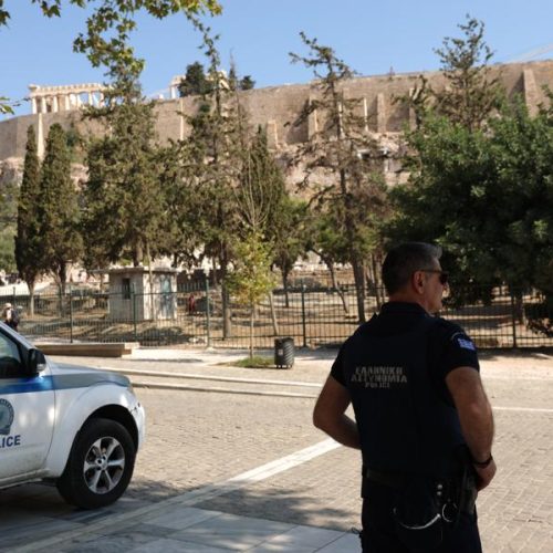 Δίωξη για απόπειρα ανθρωποκτονίας στον 60χρονο που μαχαίρωσε ζευγάρι τουριστών στην Ακρόπολη