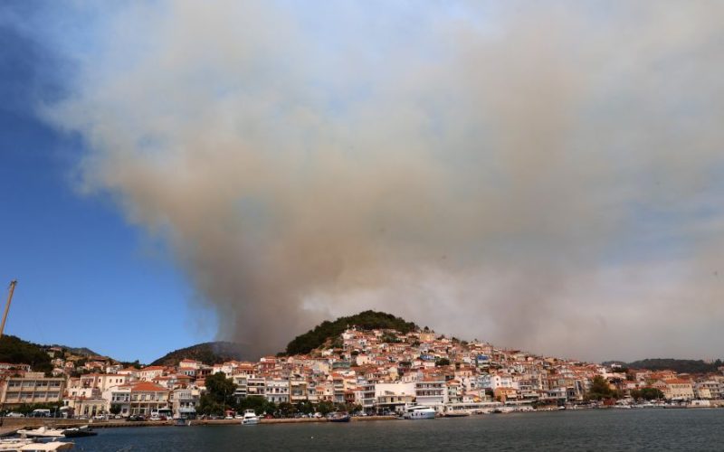 Λέσβος: Σε δύο μέτωπα η φωτιά στο Πλωμάρι