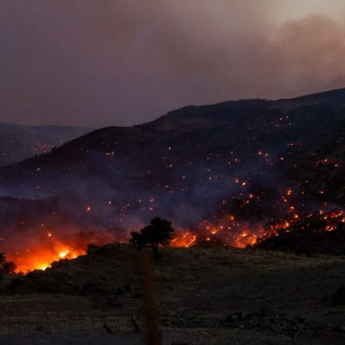 Μαίνεται η φωτιά στο Ρέθυμνο: Εκκενώθηκε η Αγία Γαλήνη – Στο Κλειστό Μοιρών εκατοντάδες πολίτες